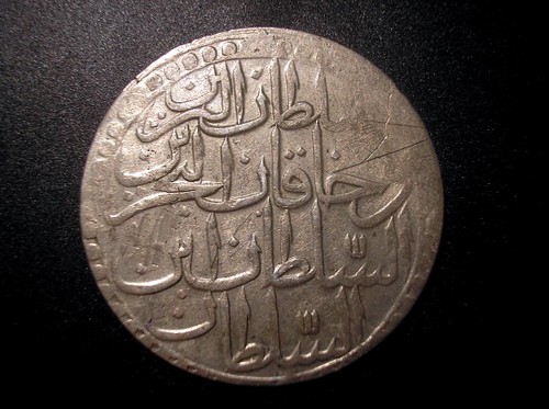 Louis d'or français et écus royaux rangés dans un médaillier en bois