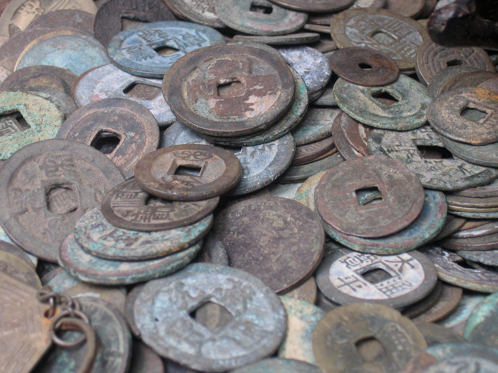 Médailles anciennes et jetons de collection présentés dans un plateau d'expertise